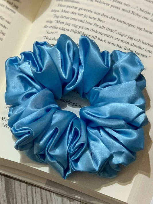 Ljusblå satin scrunchie