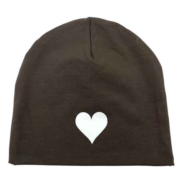 Brun med hjärta mössa