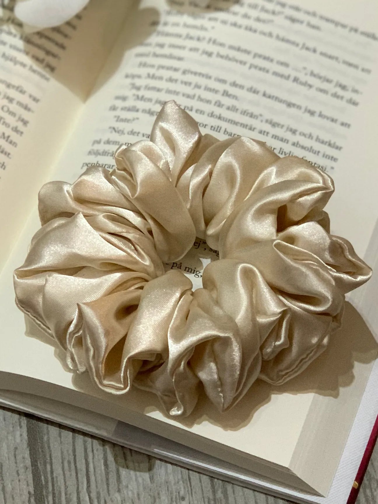 Champagne satin scrunchie - Lilofant Design