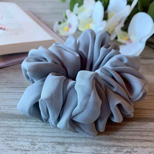 Grå chiffong scrunchie