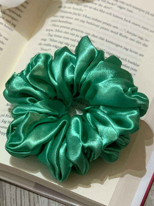 Grön satin scrunchie