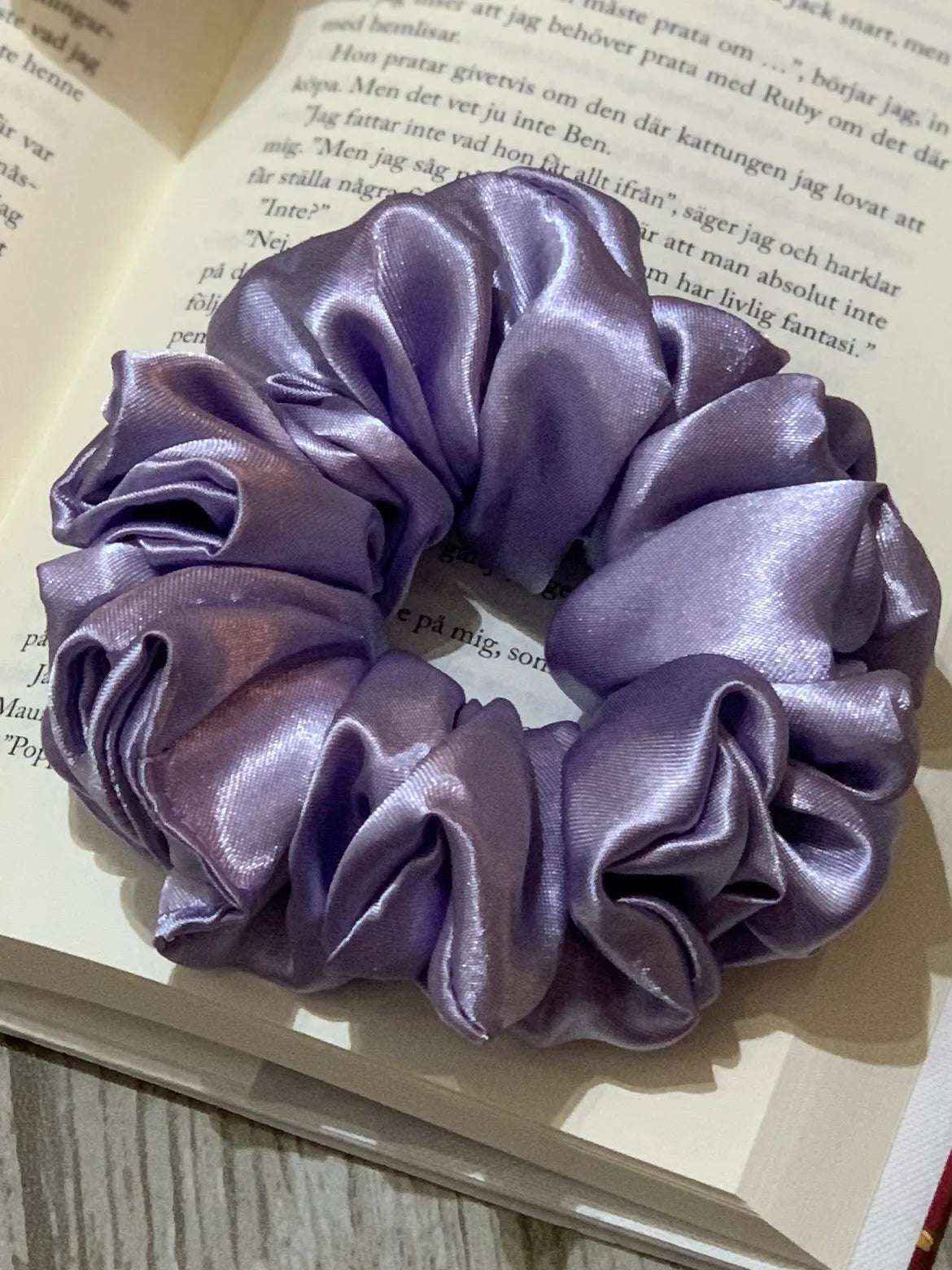 Lavendel satin scrunchie