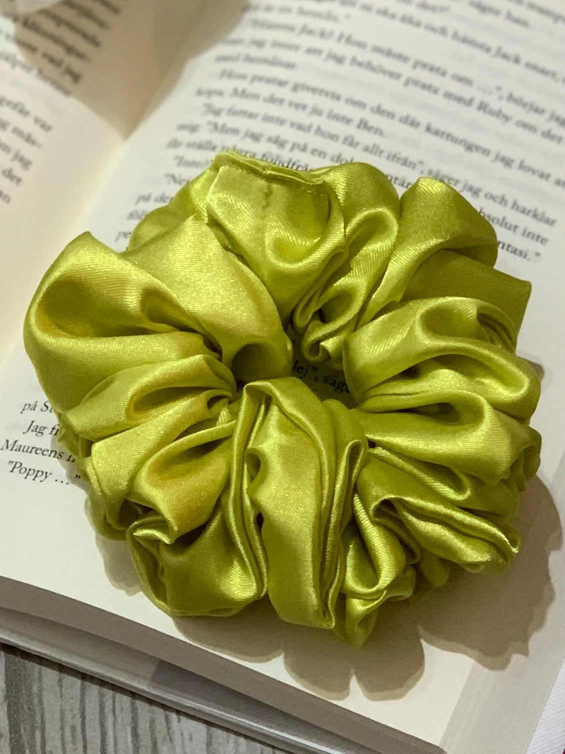 Lime satin scrunchie - Lilofant Design