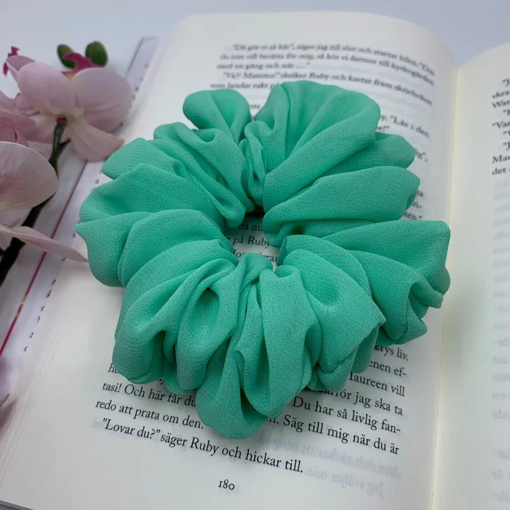 Ljus mint chiffong scrunchie - Lilofant Design