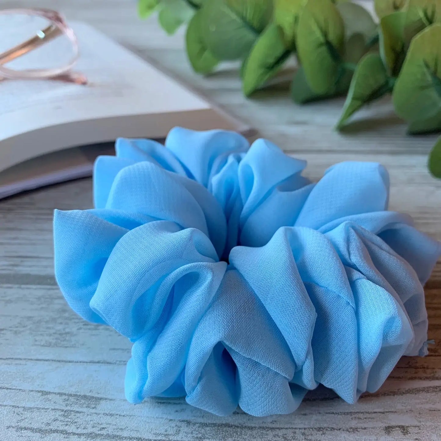 Ljusblå chiffong scrunchie - Lilofant Design