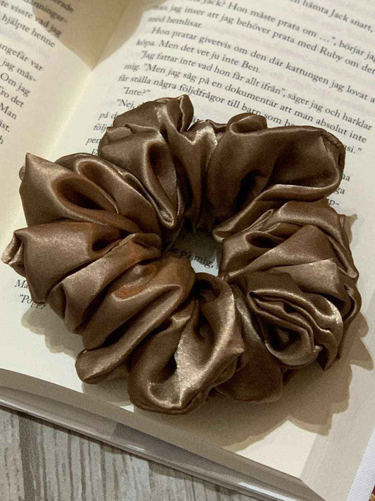 Ljusbrun satin scrunchie