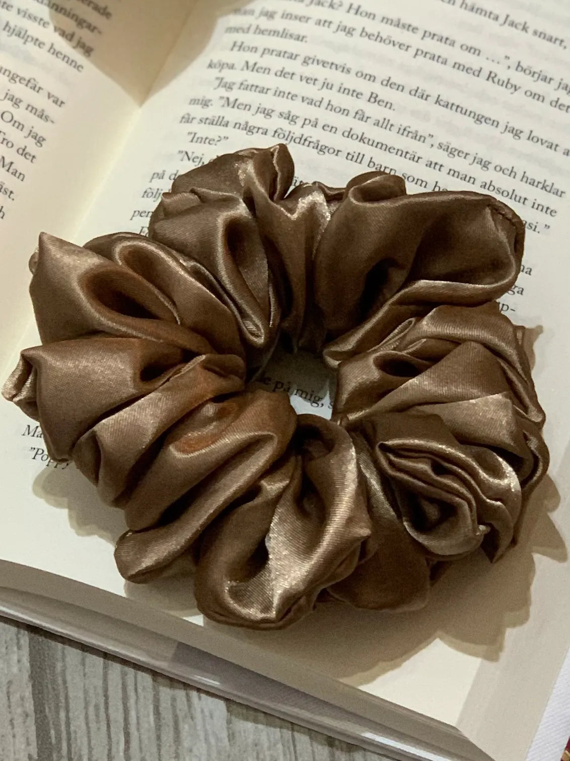 Ljusbrun satin scrunchie - Lilofant Design
