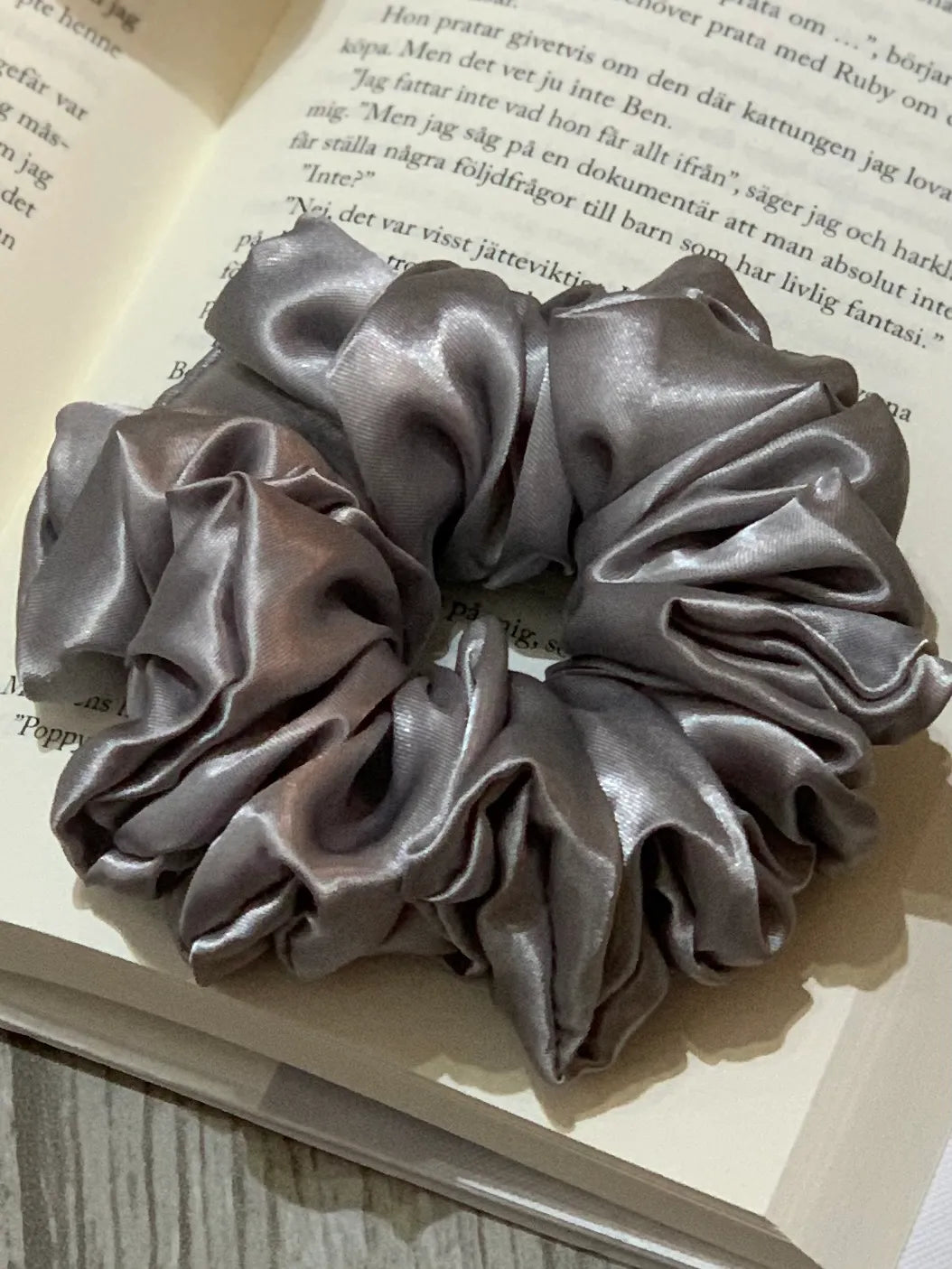 Ljusgrå satin scrunchie - Lilofant Design
