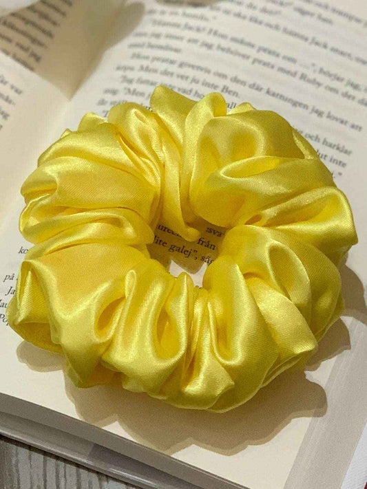 Ljusgul satin scrunchie