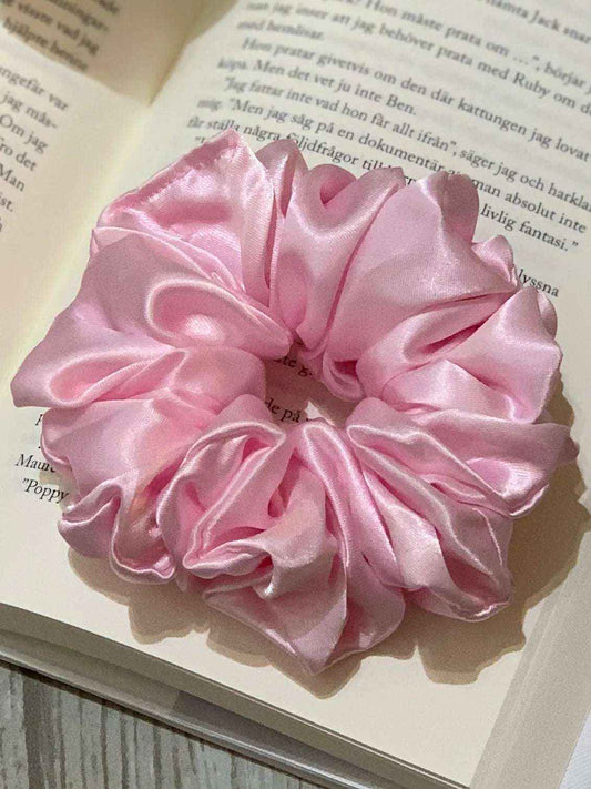 Ljusrosa satin scrunchie