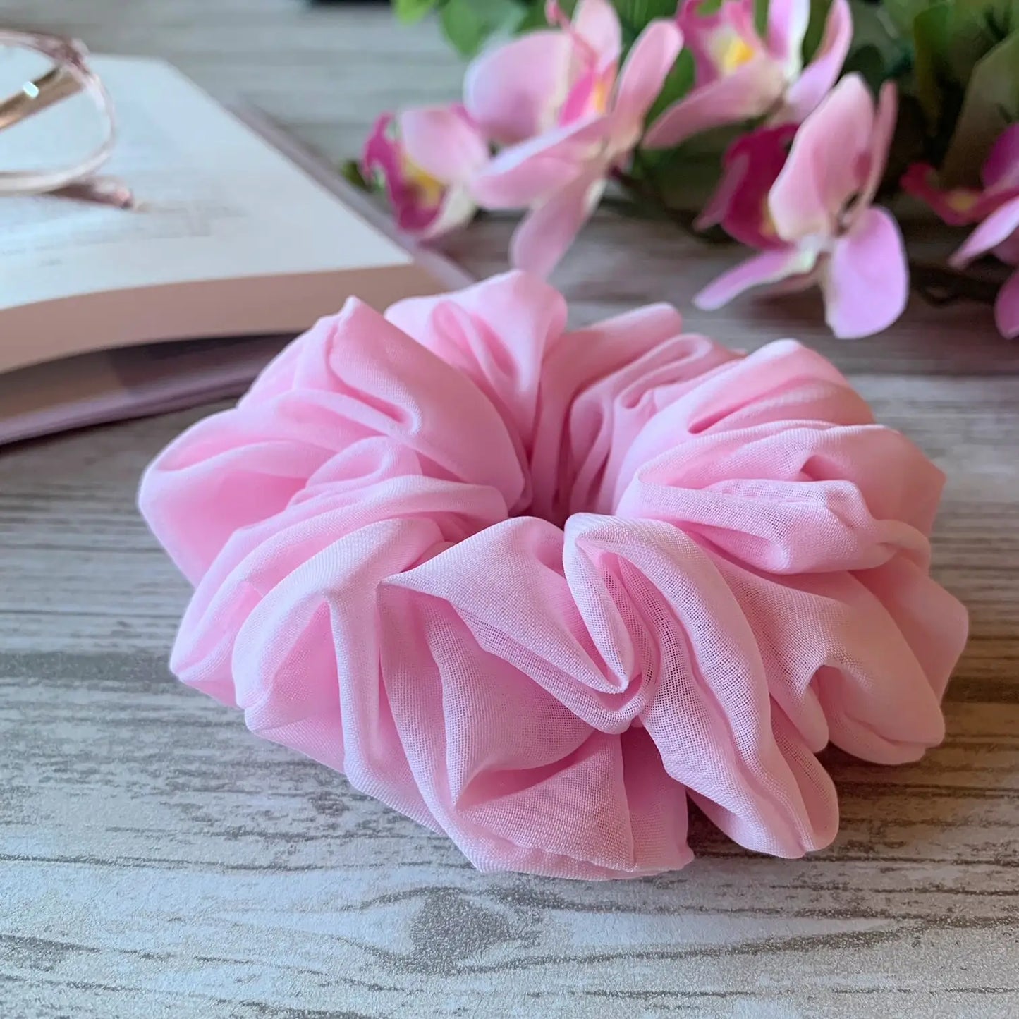 Ljusrosa chiffong scrunchie - Lilofant Design