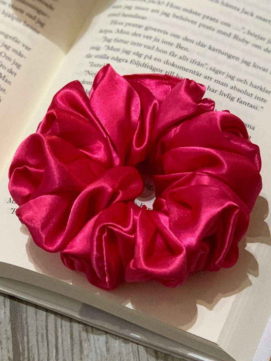 Mörk cerise satin scrunchie