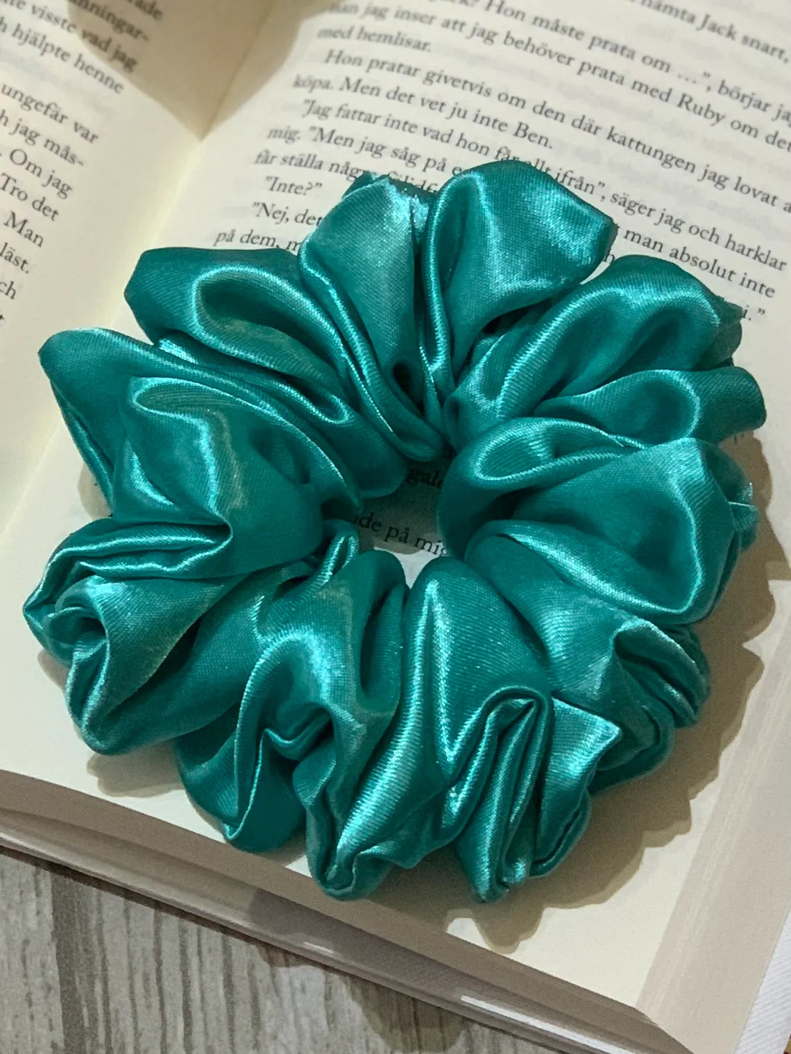 Mörk mint satin scrunchie - Lilofant Design