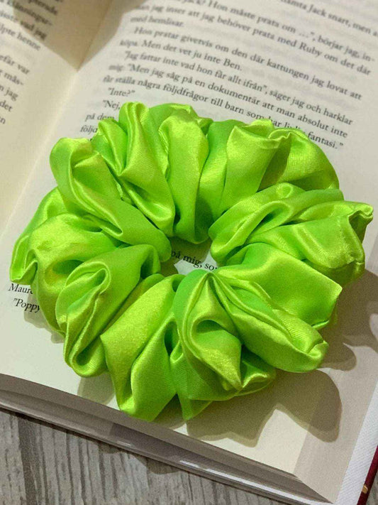 Neon grön satin scrunchie