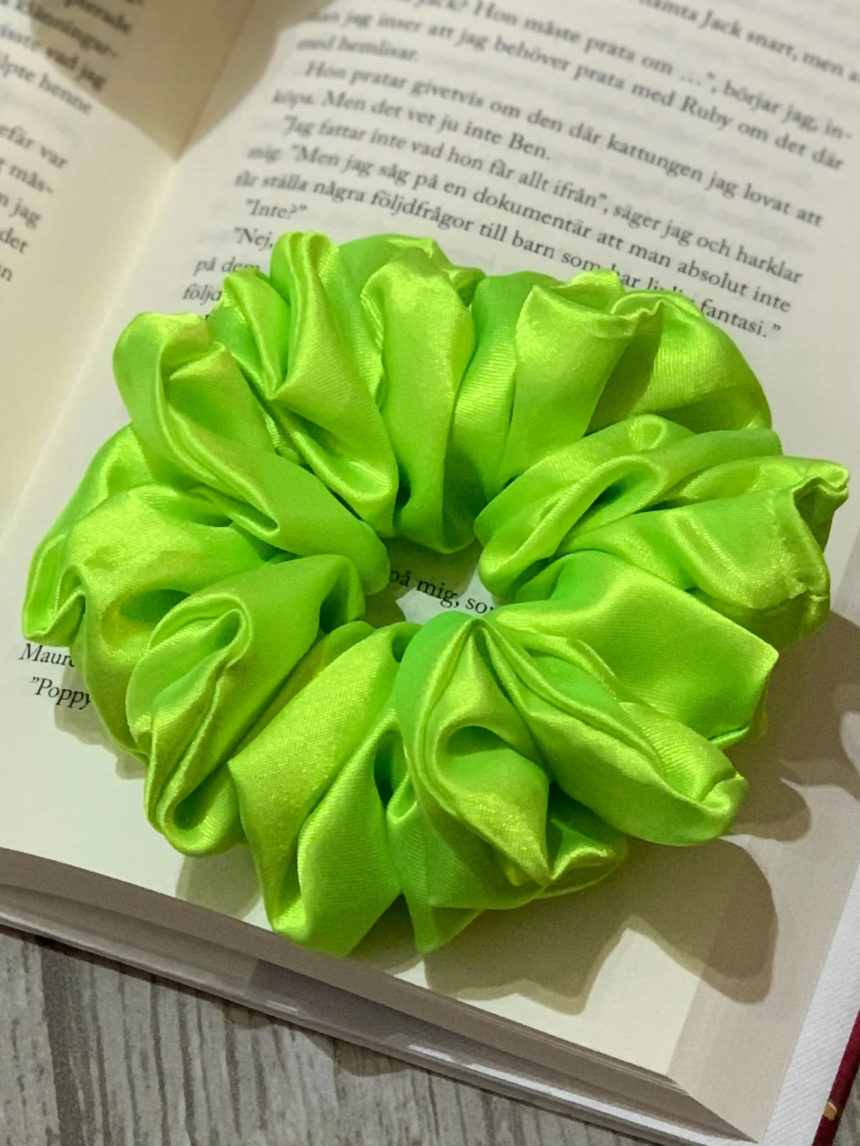 Neon grön satin scrunchie - Lilofant Design