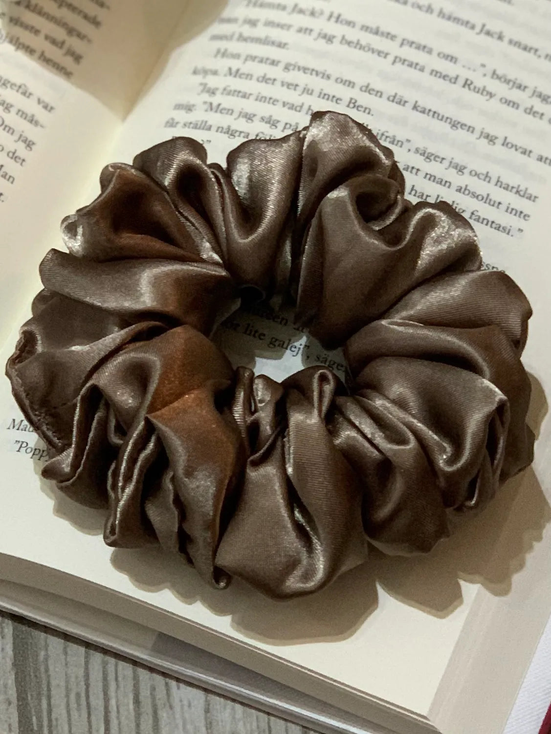 Taupe satin scrunchie - Lilofant Design