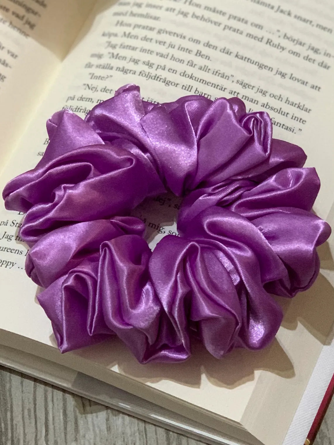 Violett satin scrunchie - Lilofant Design