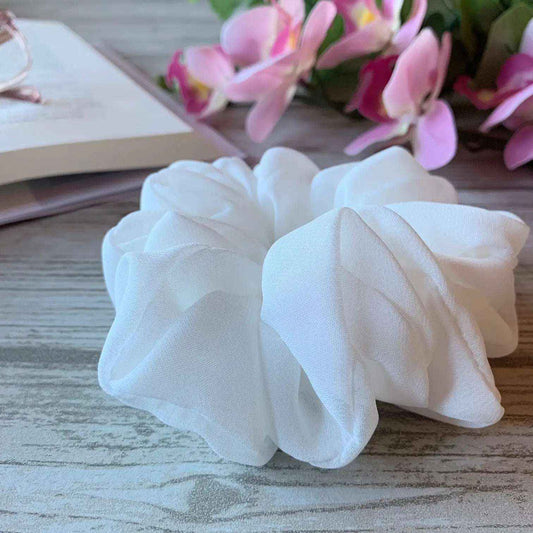 Vit chiffong scrunchie