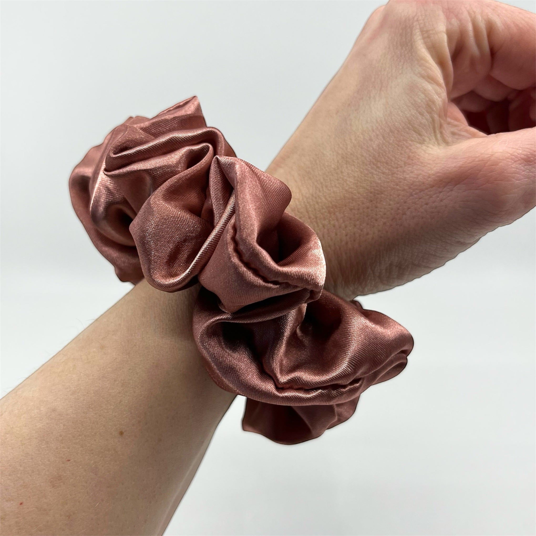 dimrosa classic satin scrunchie på handleden