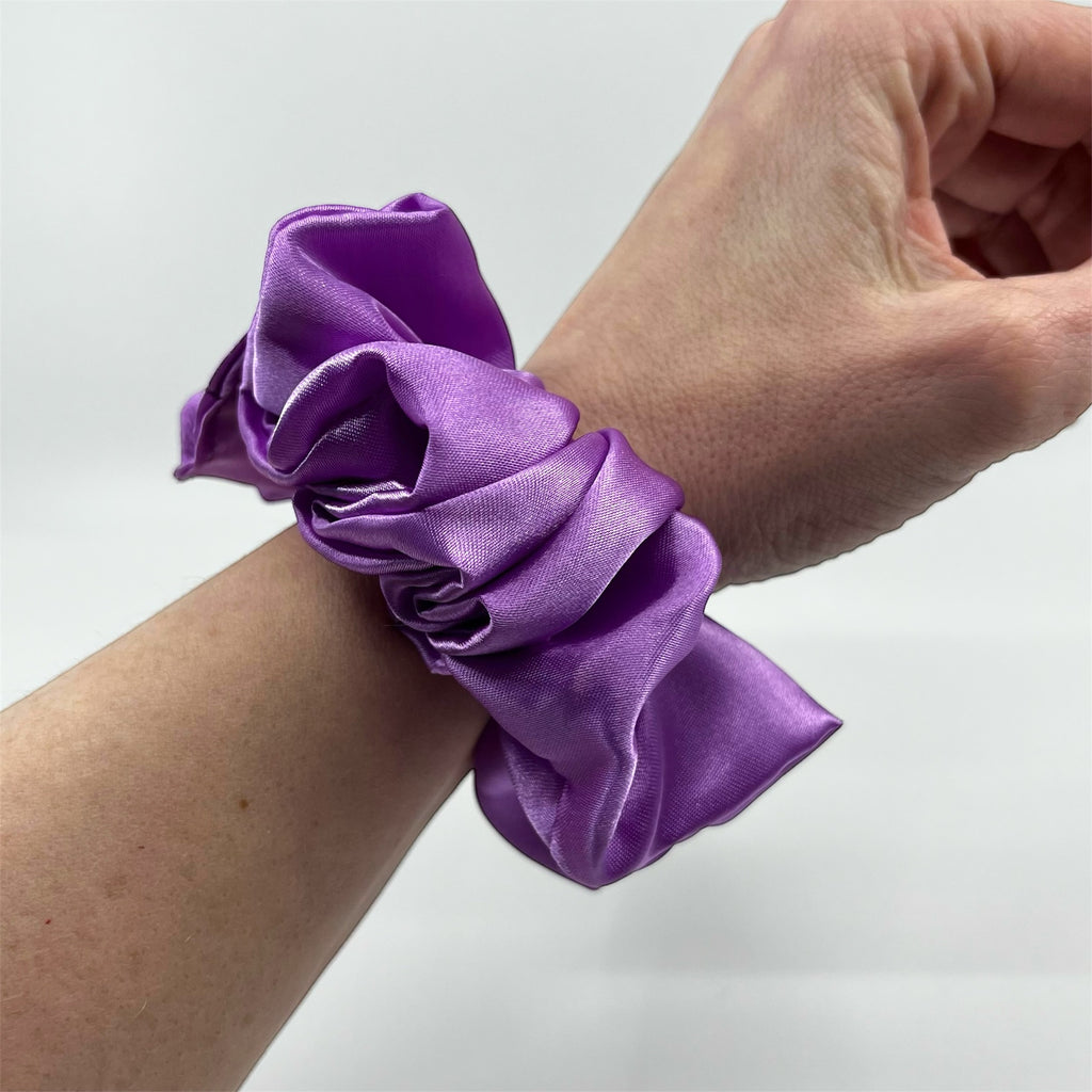 lila classic satin scrunchie på handleden