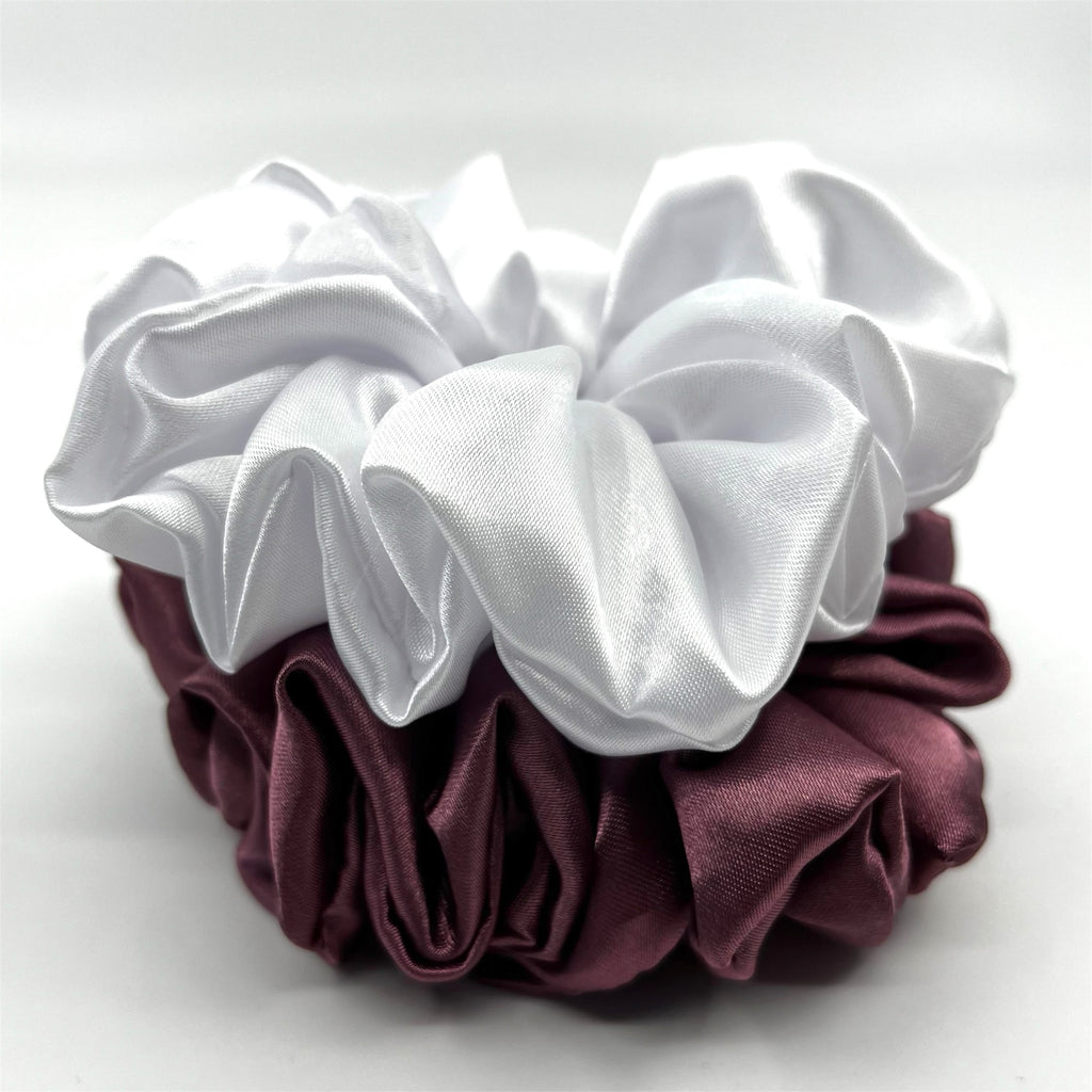 naturvit classic satin scrunchie liggandes på torn