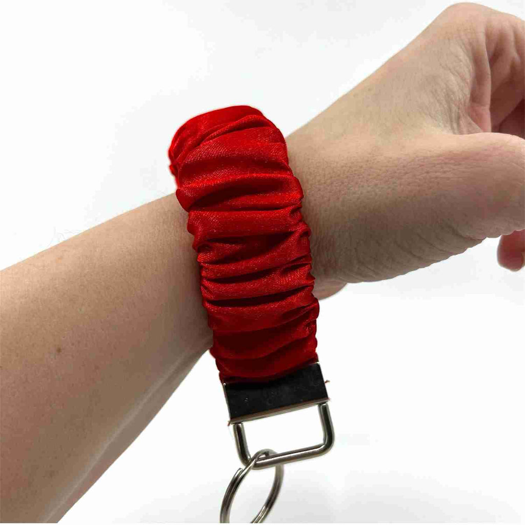 röd scrunchie nyckelring på handleden