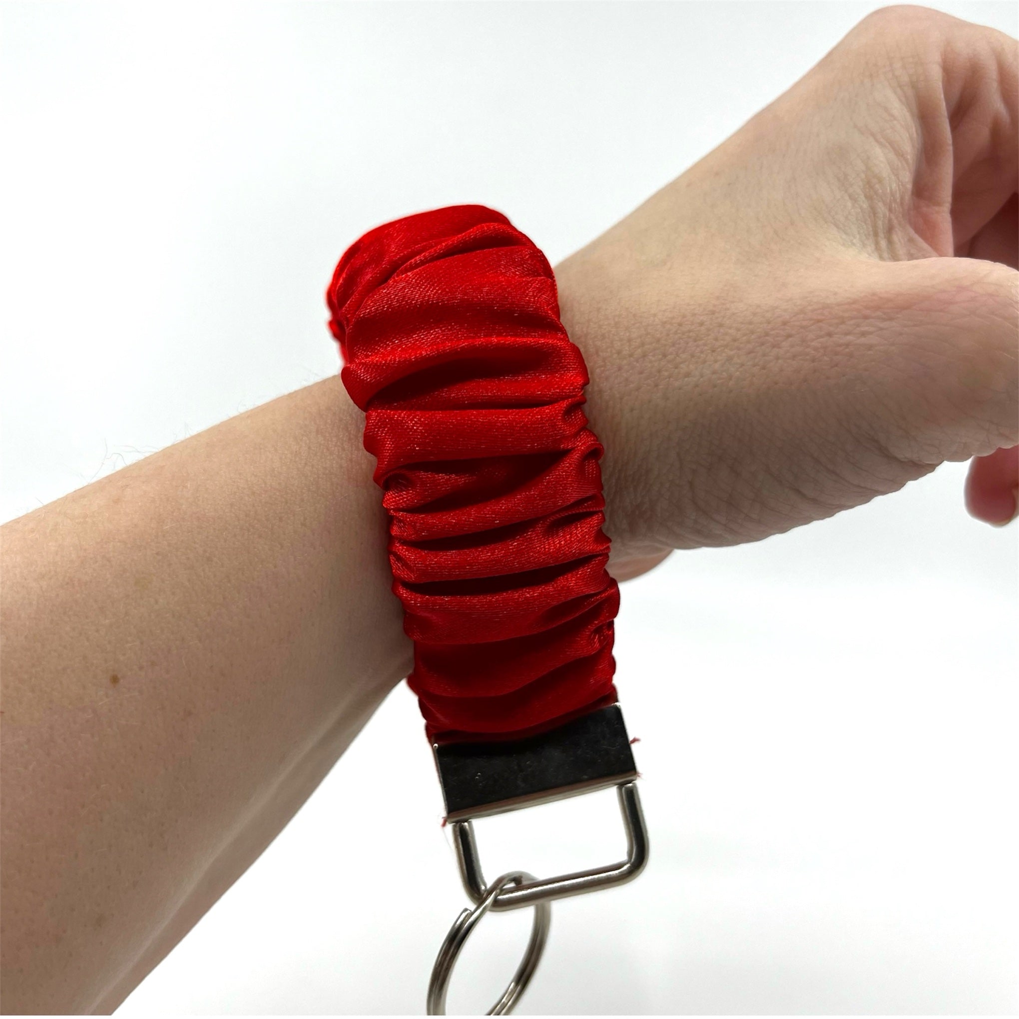 röd scrunchie nyckelring på handleden