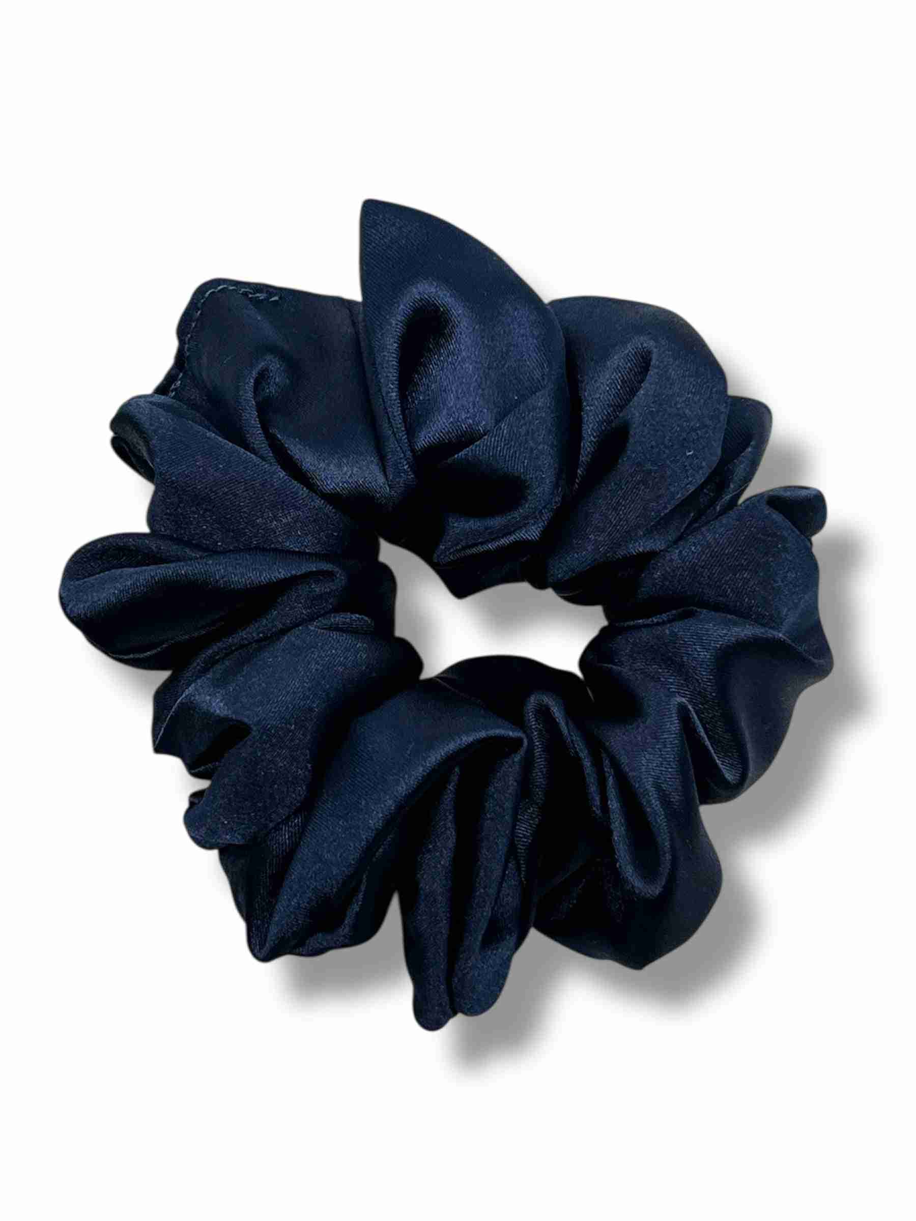 Mörkblå classic satin scrunchie