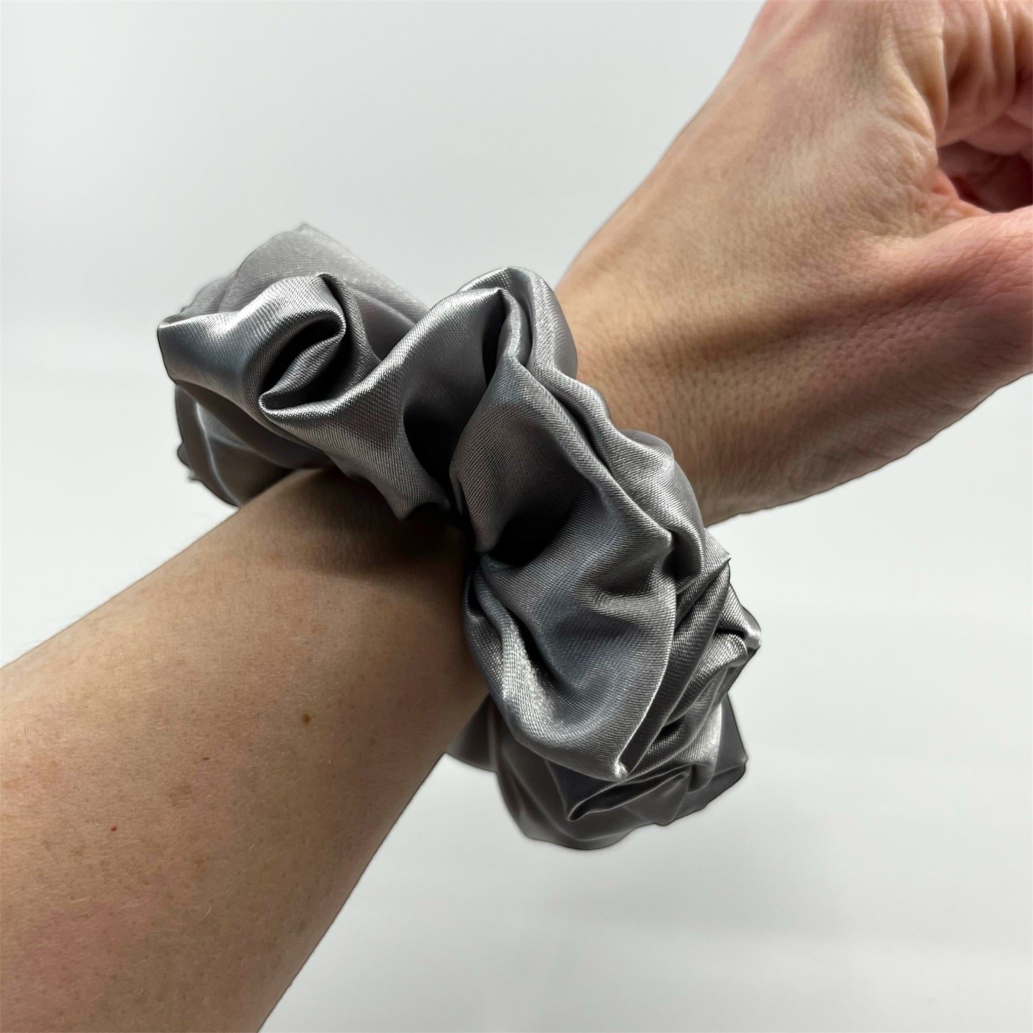 grå classic satin scrunchie på handleden