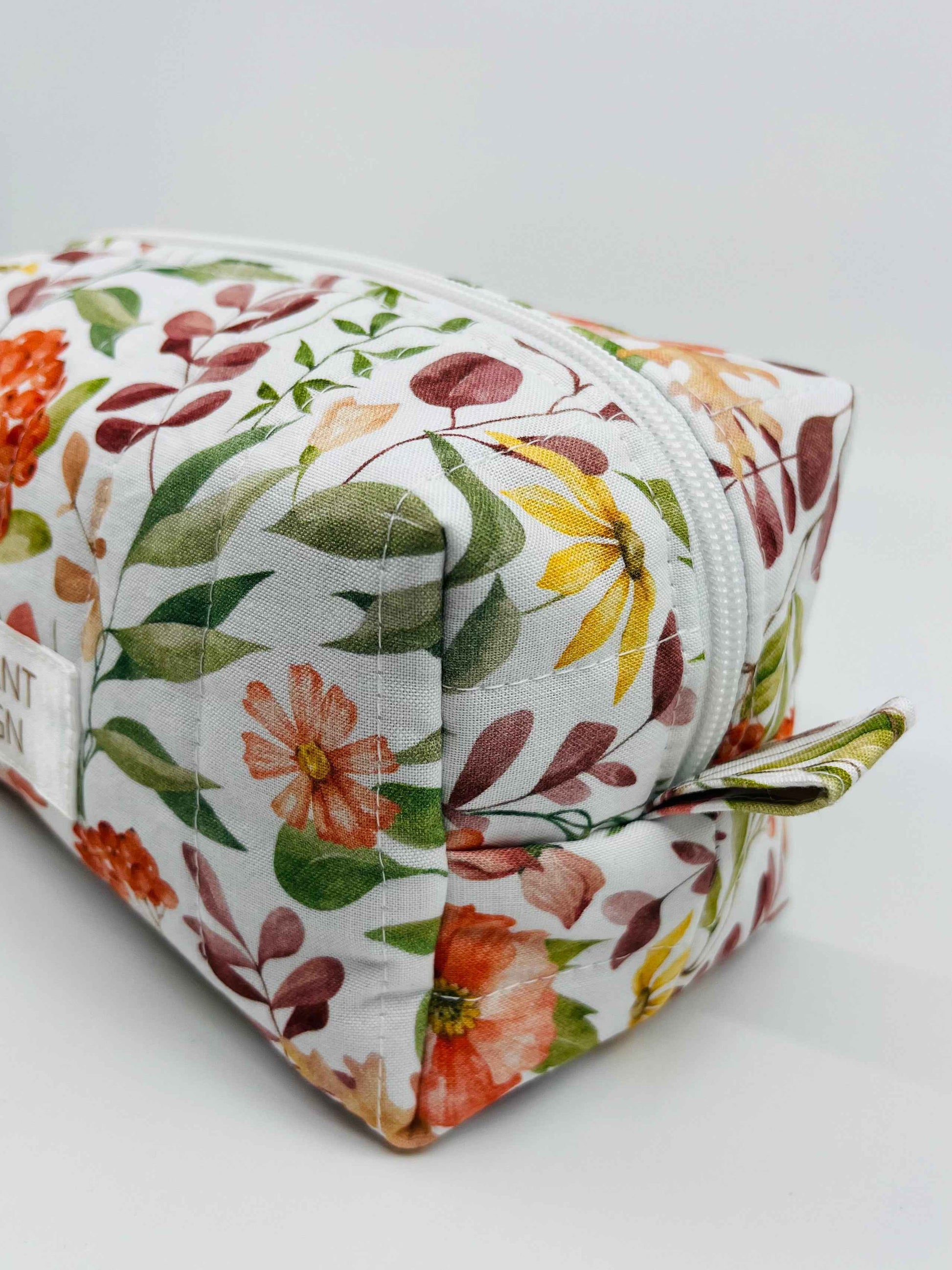 Röda prickar sminkkorg