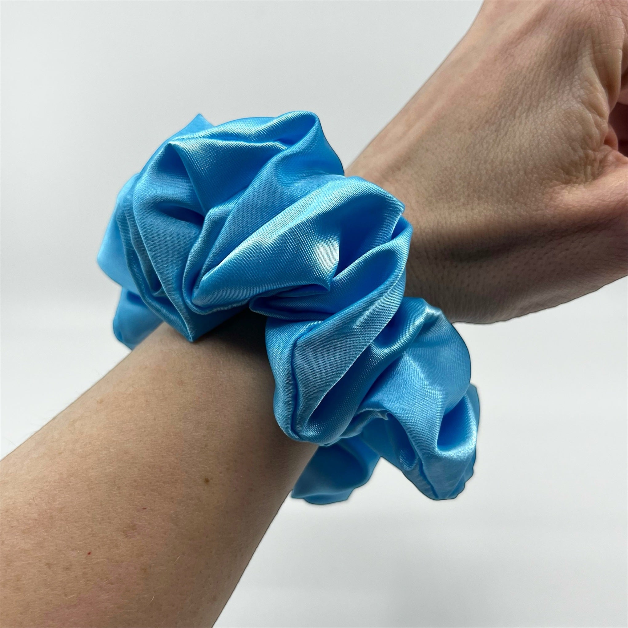 aqua classic satin scrunchie på handleden
