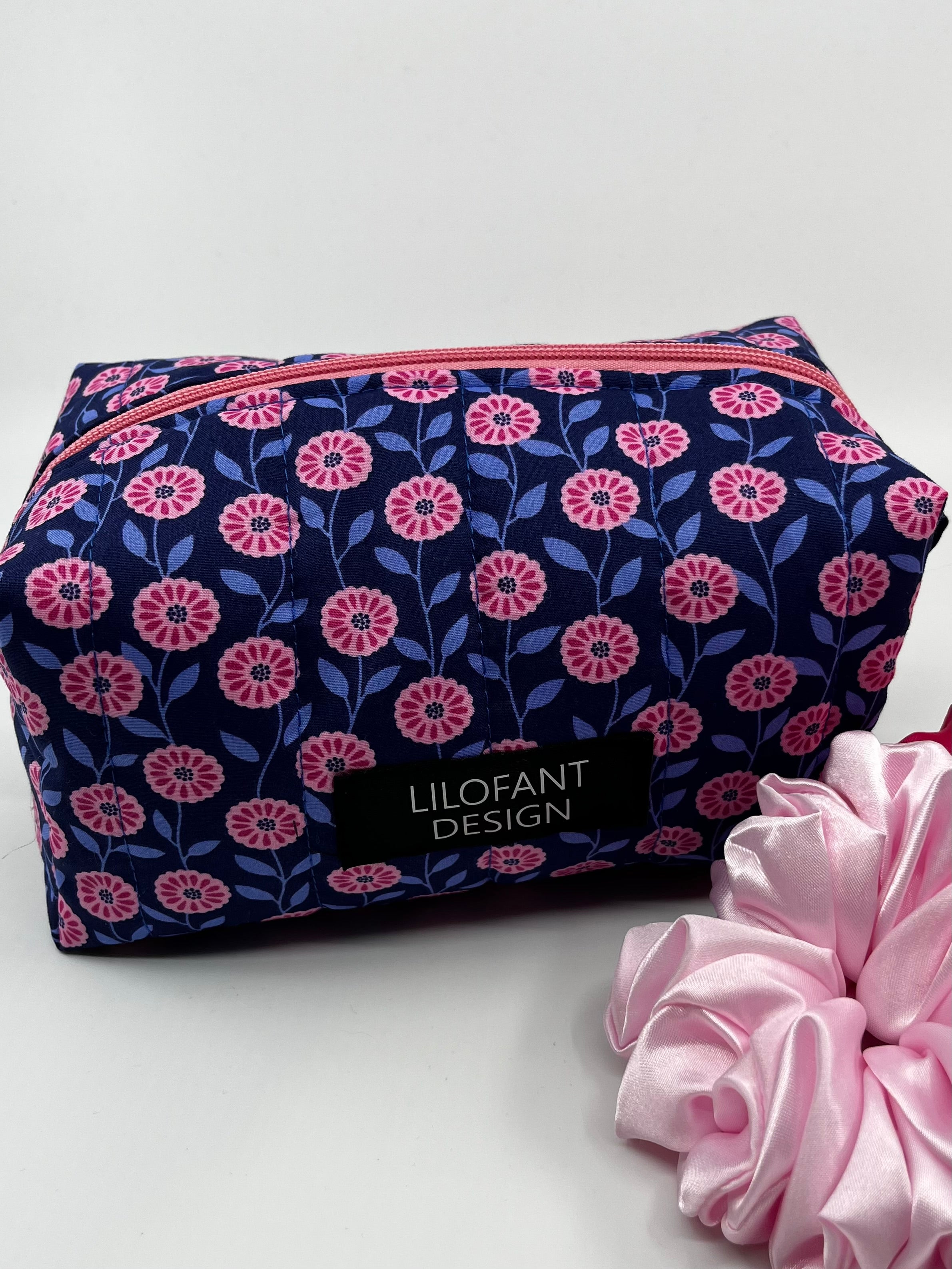 Blå med rosa blommor necessär