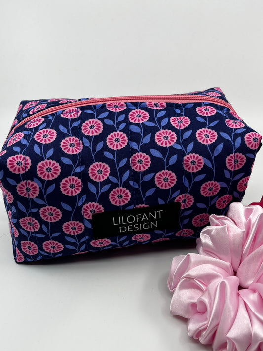 Blå med rosa blommor necessär