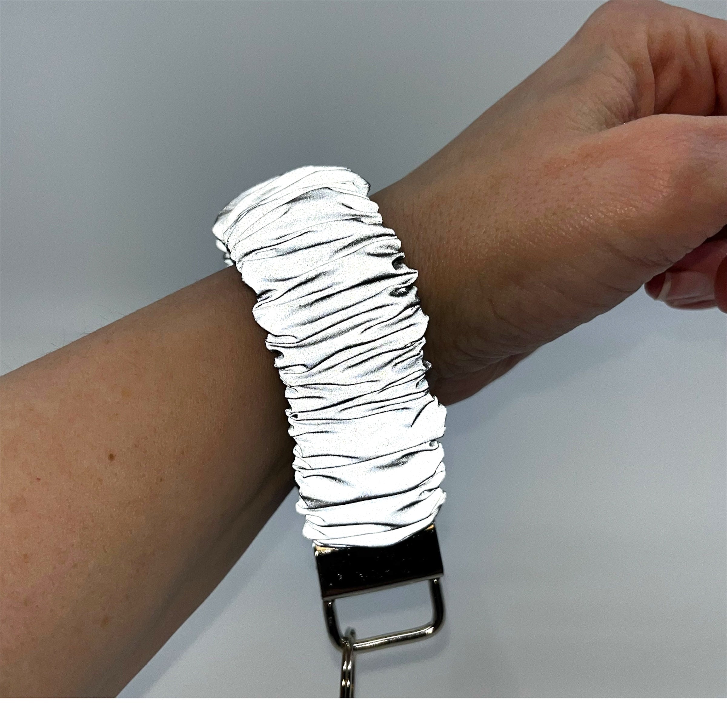 reflex scrunchie nyckelring på handleden