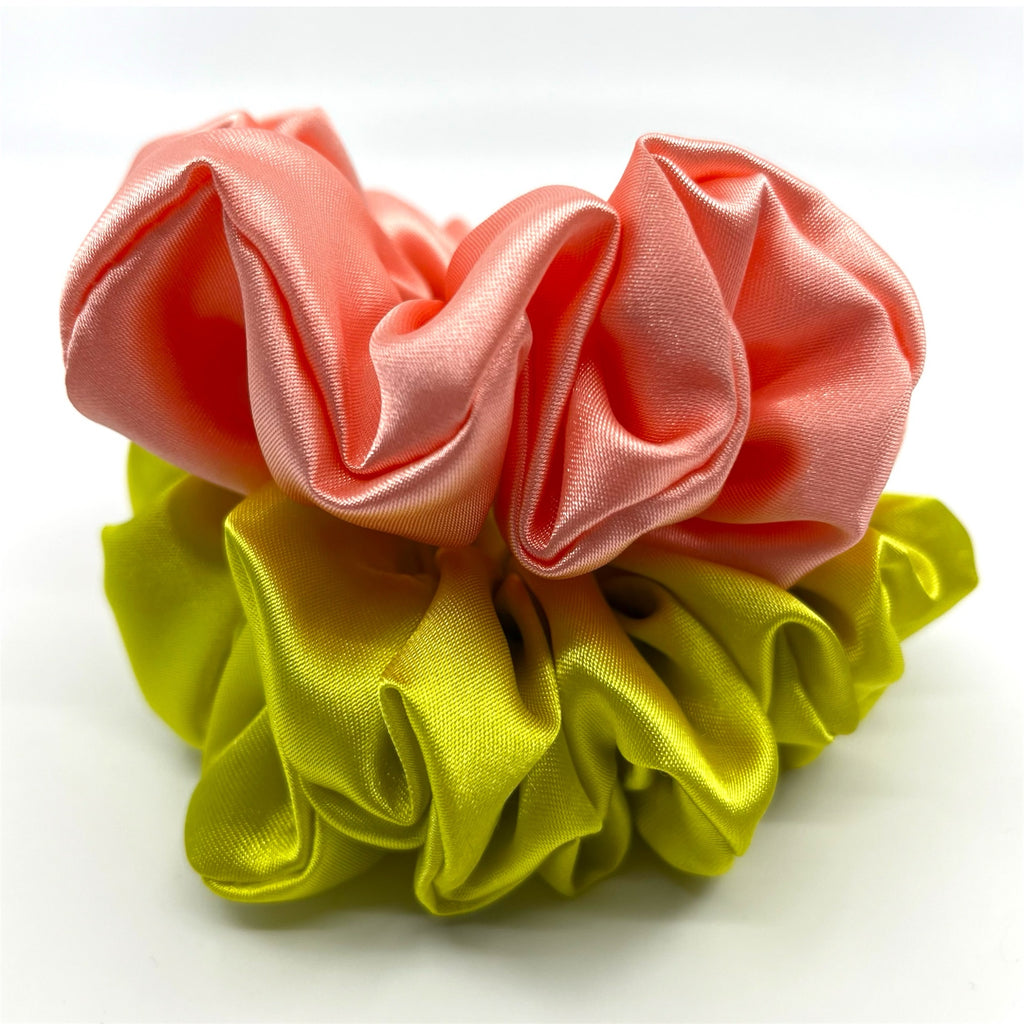lime classic satin scrunchie liggandes på torn