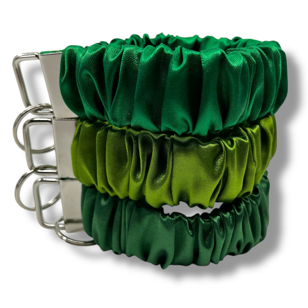 scrunchie nyckelring på handleden