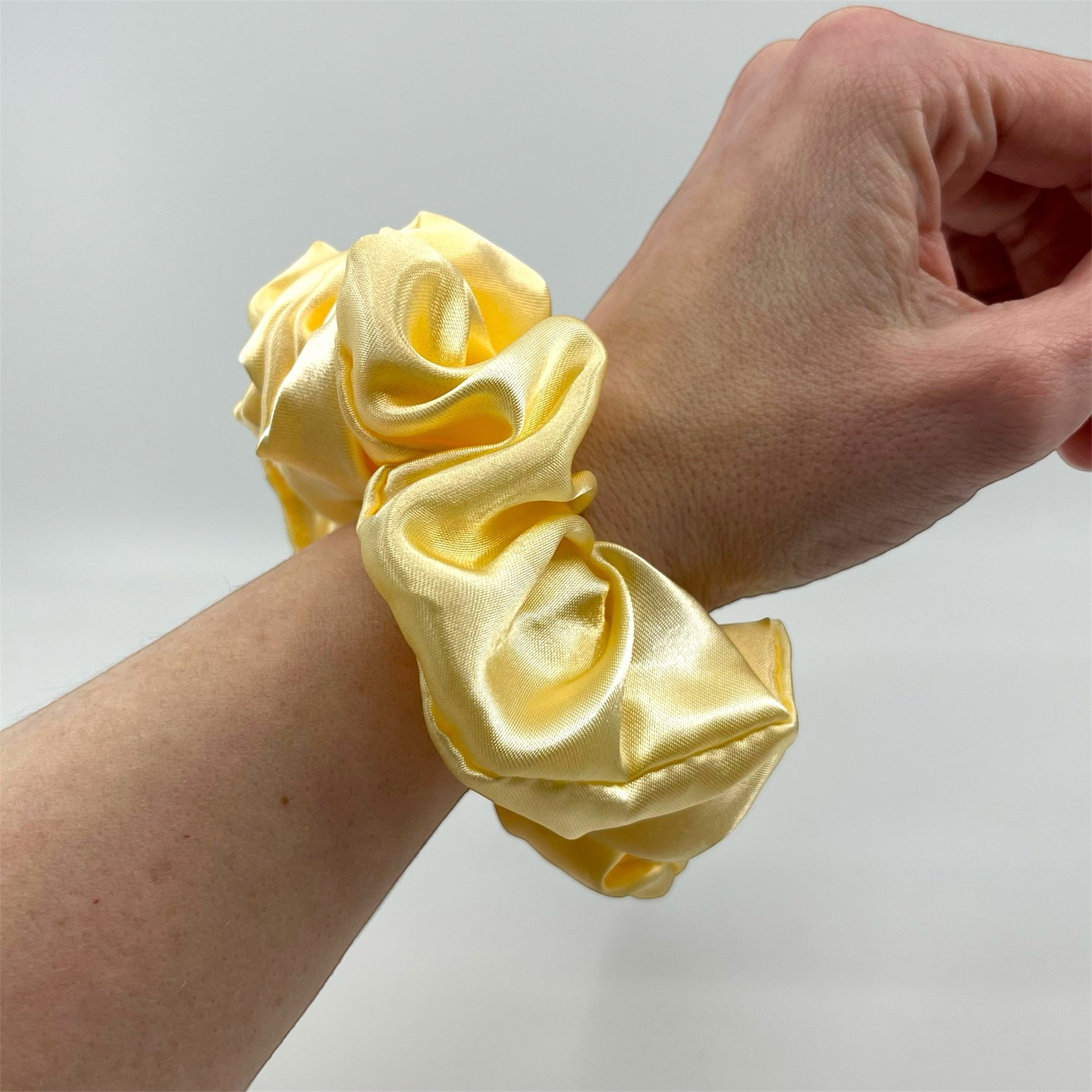vanilj classic satin scrunchie på handleden