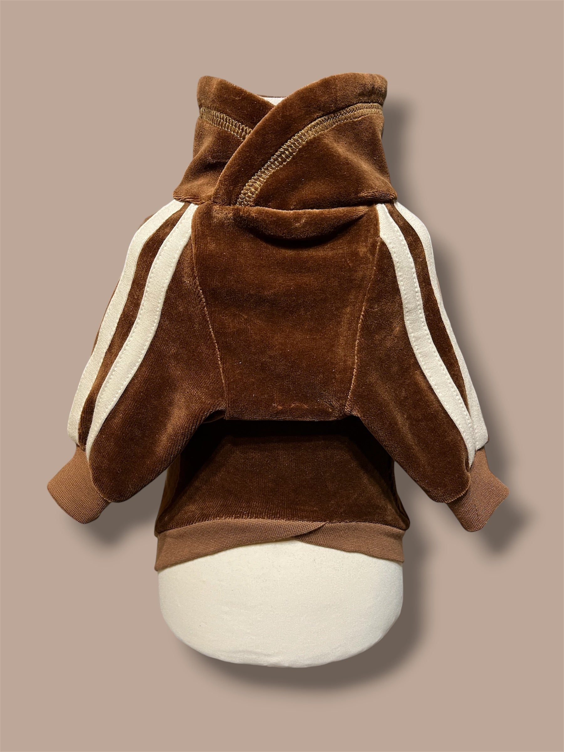 Brun velourtröja med omlottkrage