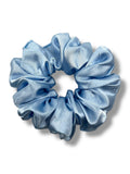 Ljusblå classic satin scrunchie