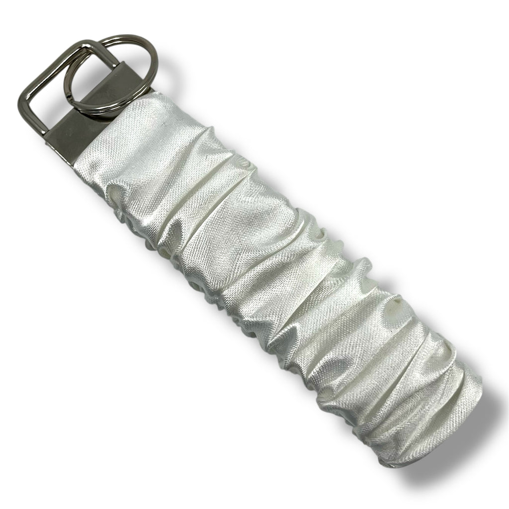 naturvit scrunchie nyckelring