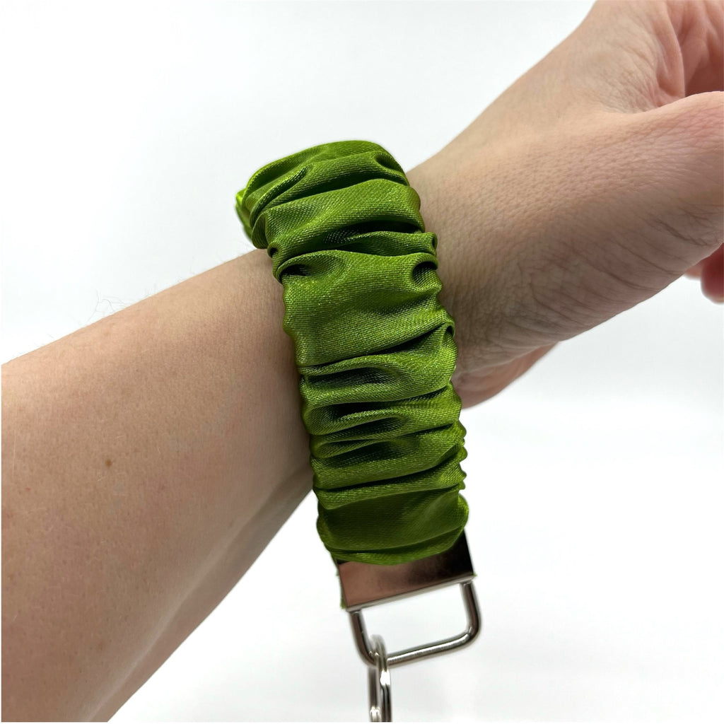 lime scrunchie nyckelring på handleden