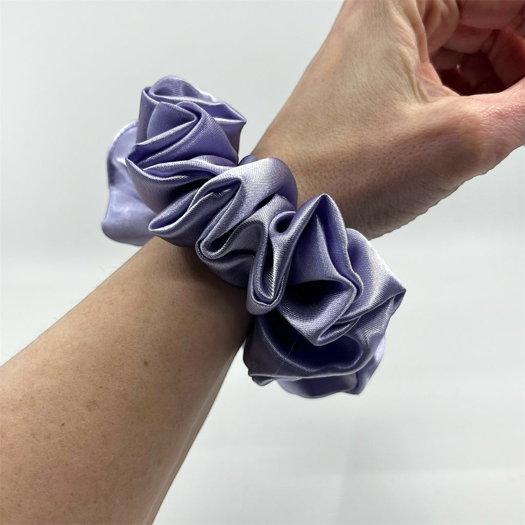 lavendel classic satin scrunchie på handleden