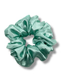 Mintgrön classic satin scrunchie