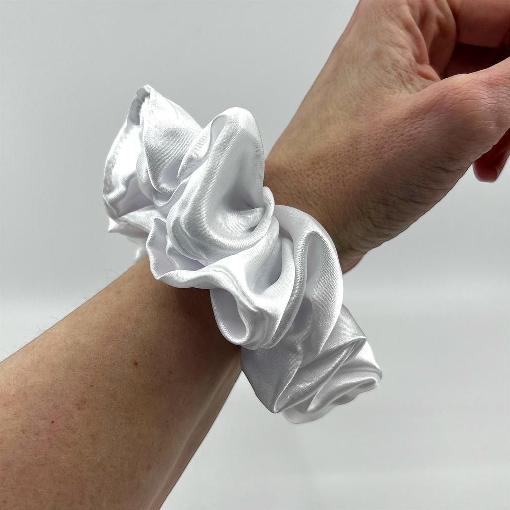 vit classic satin scrunchie på handleden