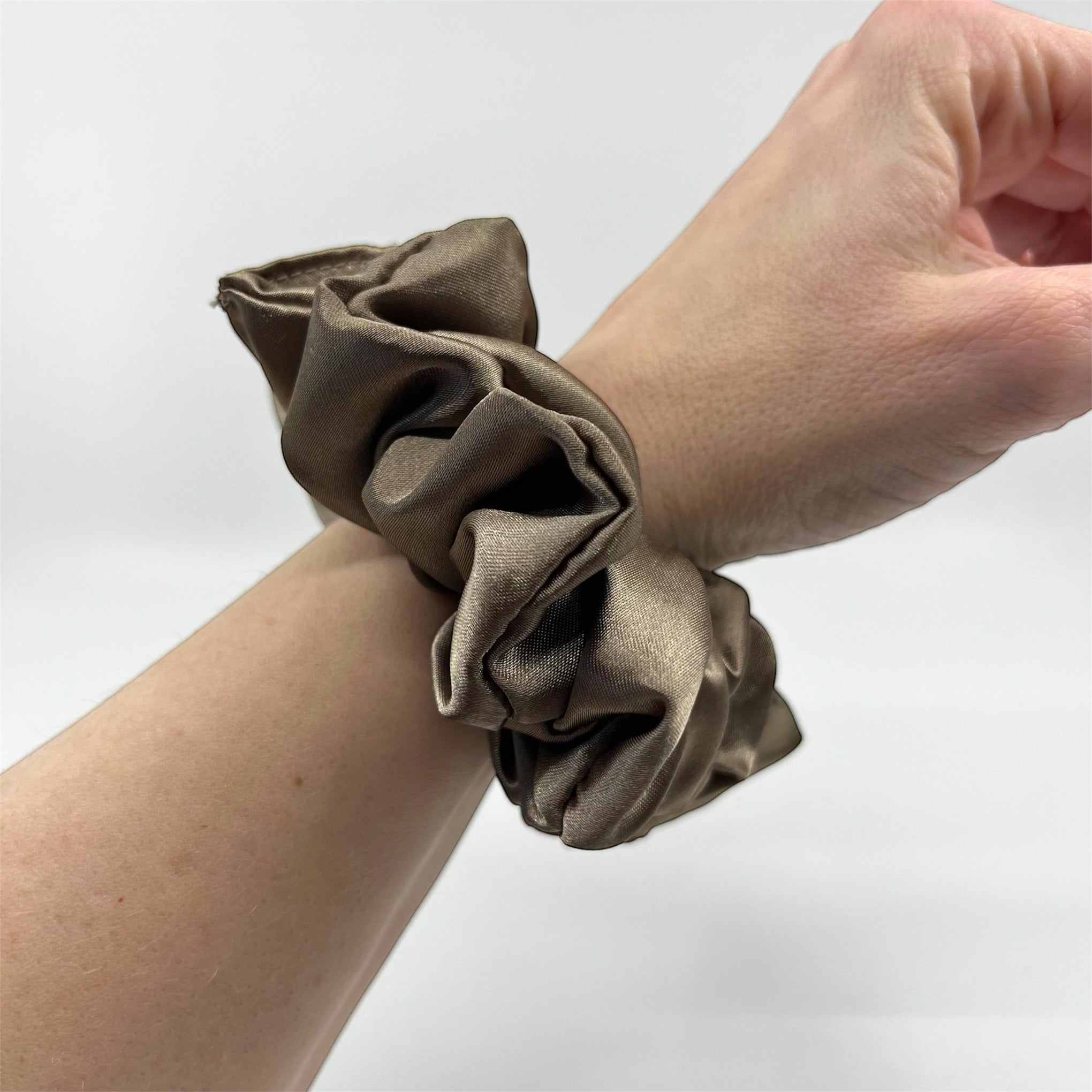 koppar classic satin scrunchie på handleden