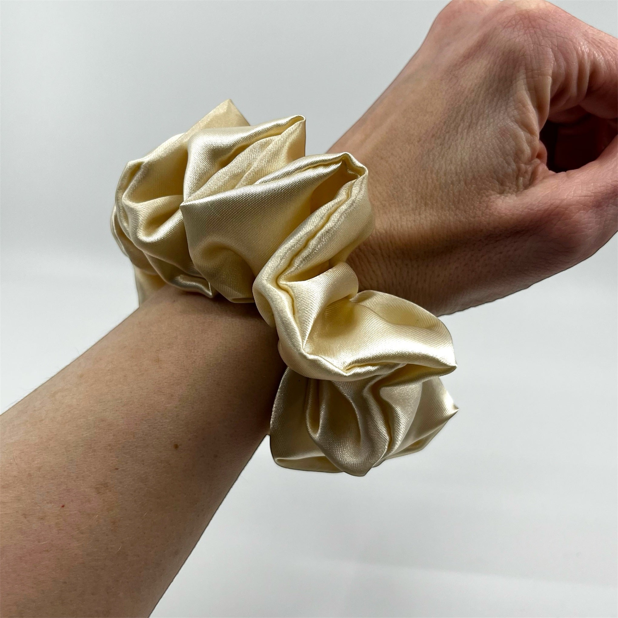 champagne classic satin scrunchie på handleden