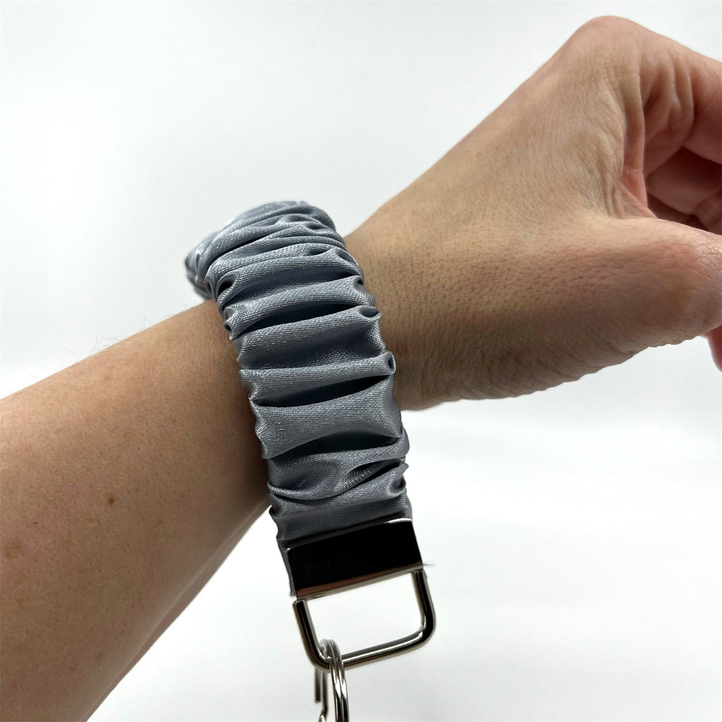 ljusgrå scrunchie nyckelring på handleden