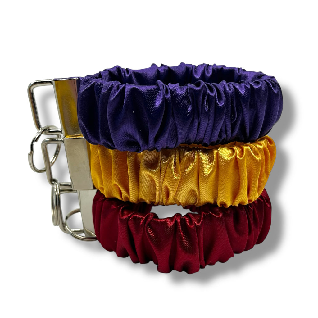 solgul scrunchie nyckelring på hög