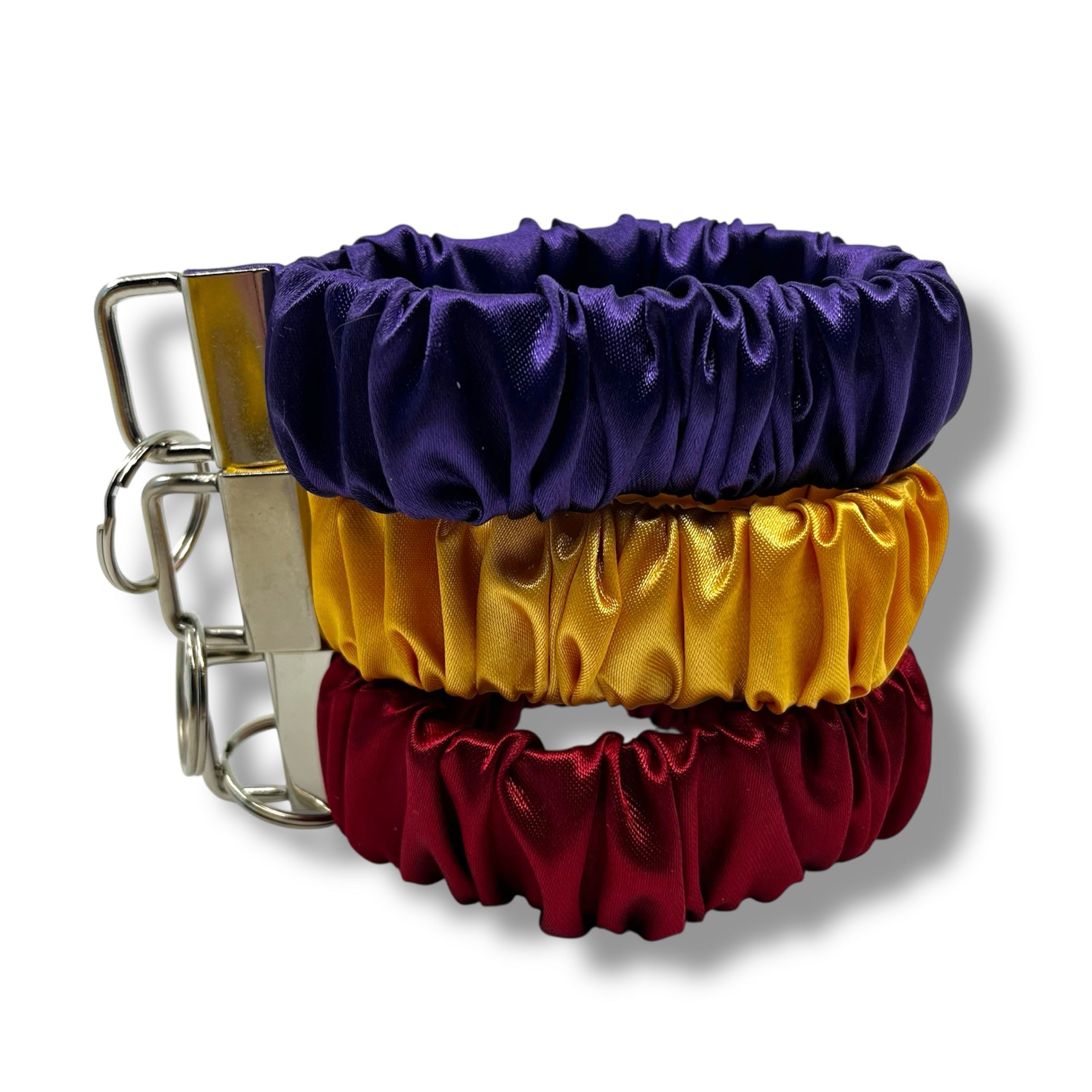 solgul scrunchie nyckelring på hög