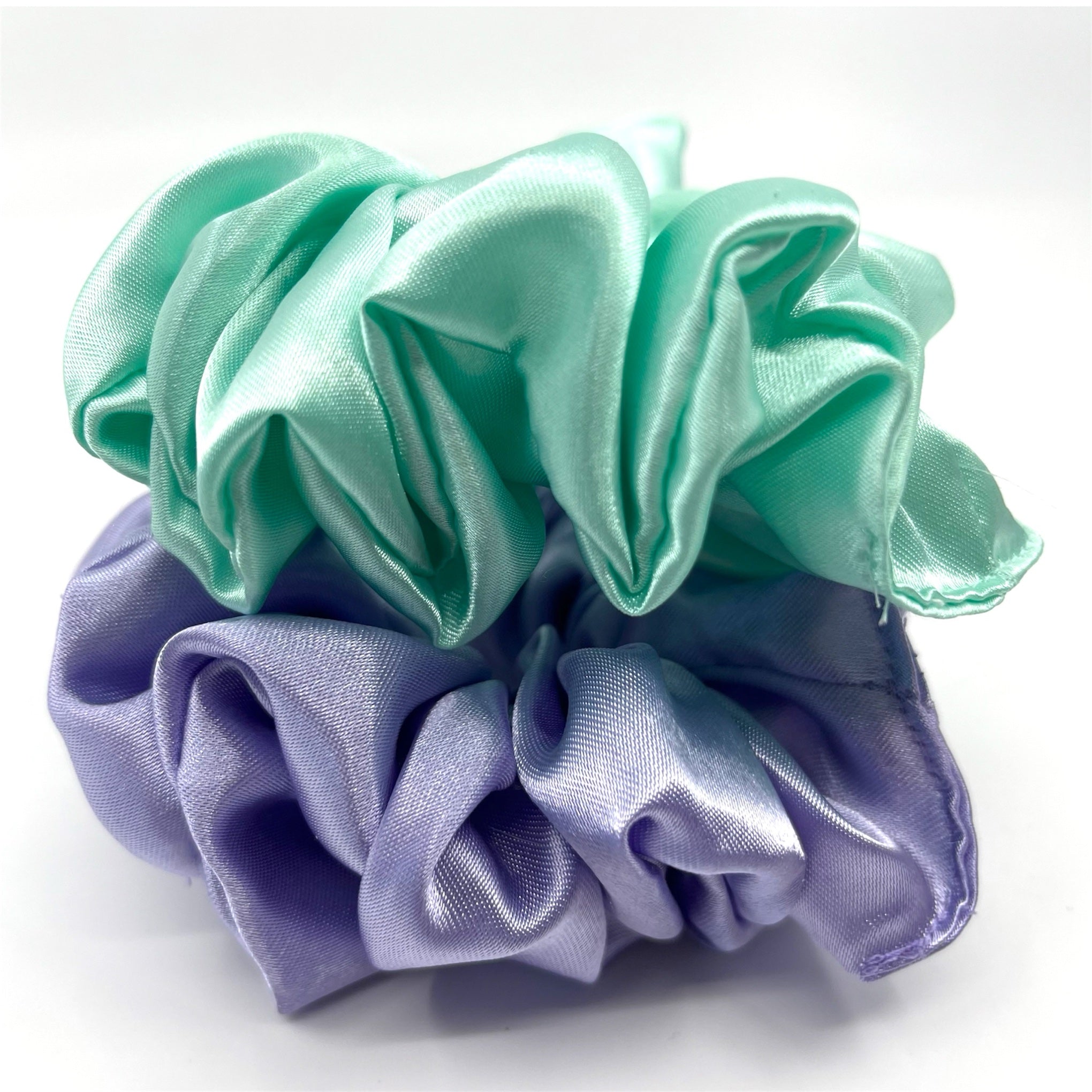 lavendel classic satin scrunchie liggandes på torn